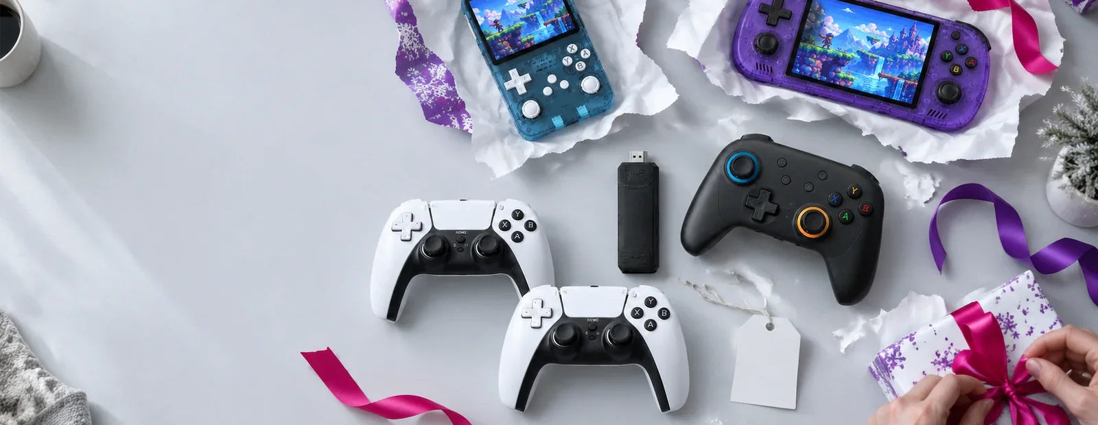 Cadeau geek : consoles rétro portables, stick TV et manette déballés sous le papier cadeau