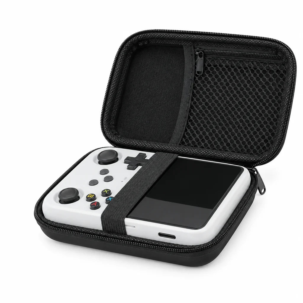 Étui de transport ouvert avec une console rétrogaming portable maintenue par la sangle élastique