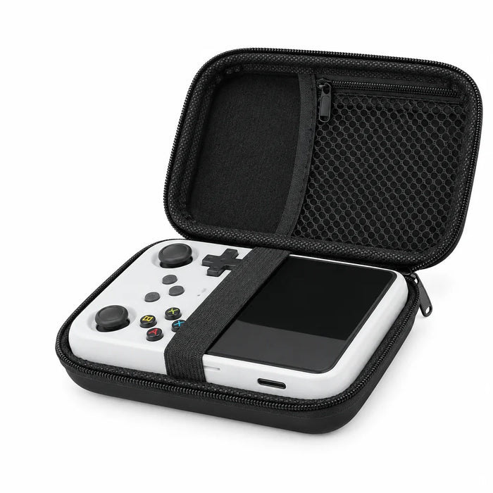 Étui de transport ouvert avec une console rétrogaming portable maintenue par la sangle élastique