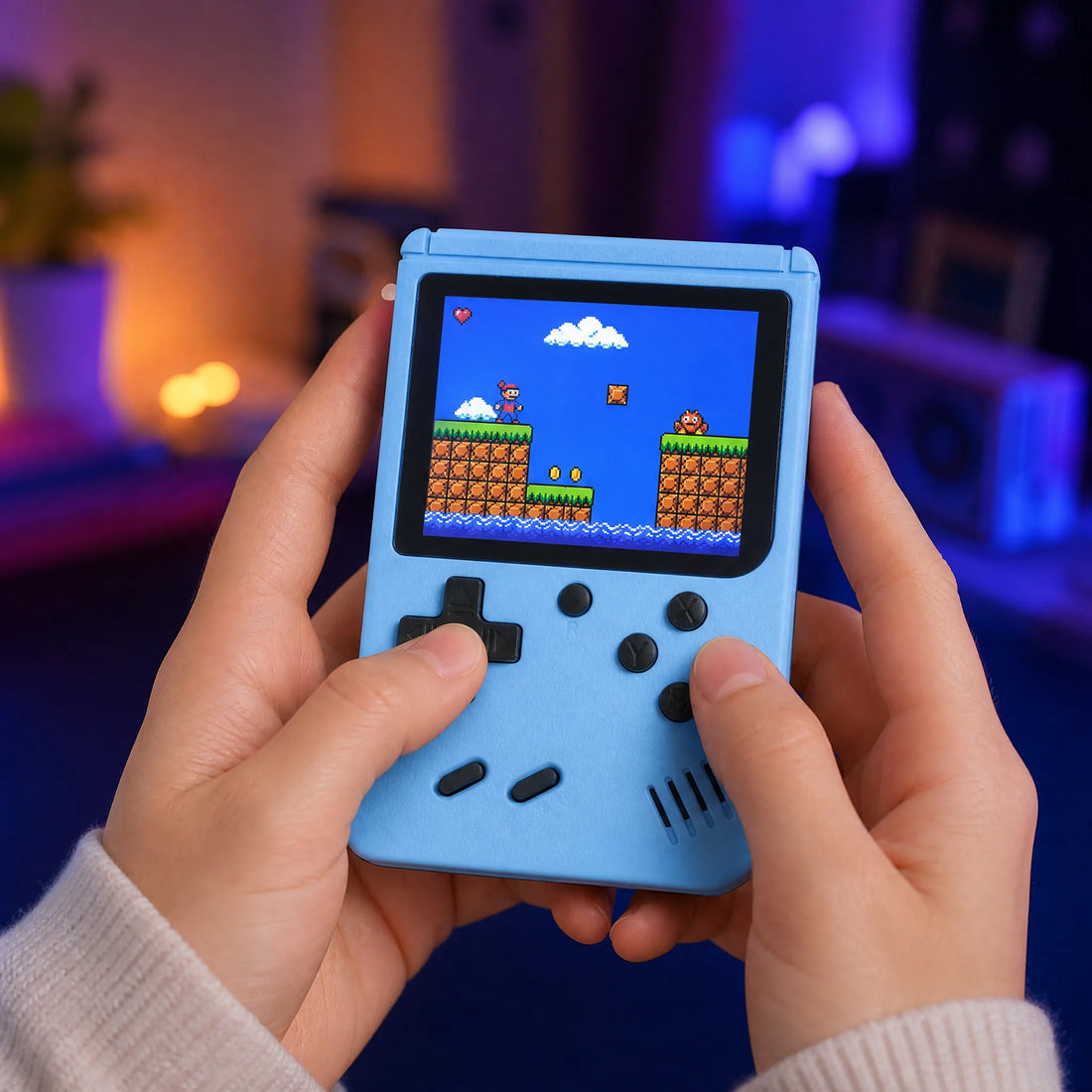 Mini console retrogaming de poche tenue en main, idéale comme cadeau rétro nostalgie.