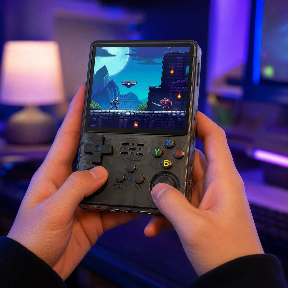 Console portable rétrogaming ArkOS 2.0 tenue en main, ambiance salon gaming néon bleu et violet.