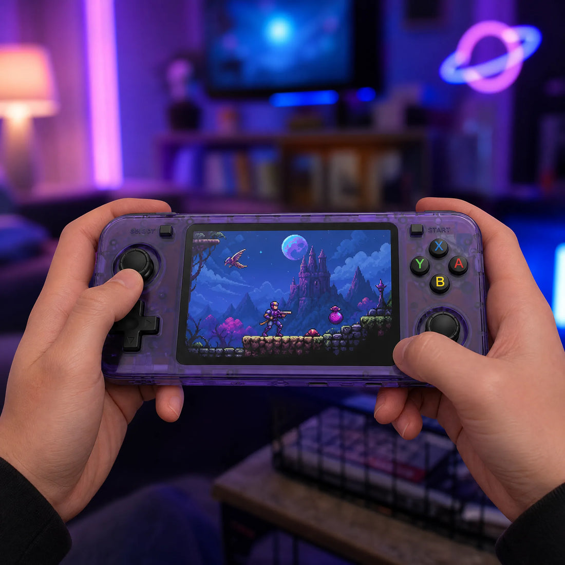 Console portable rétrogaming format manette tenue à deux mains en pleine partie, ambiance néon.