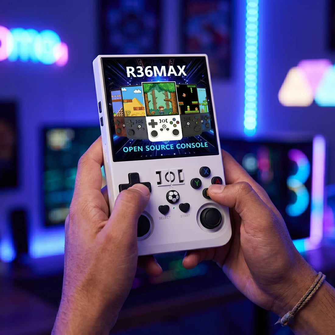 Console portable rétrogaming R36 Max tenue en main dans une pièce gaming aux néons bleus.