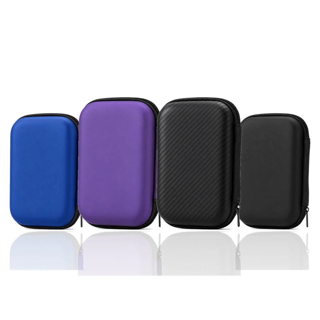Les quatre coloris de l'étui de transport : bleu, violet, carbone et noir