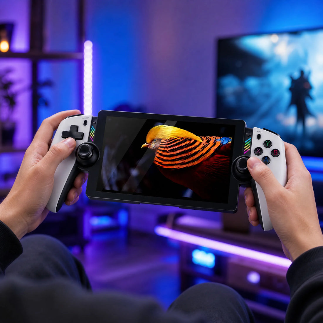 Console retrogaming portable 7 pouces tenue à deux mains, immersion sur grand écran.
