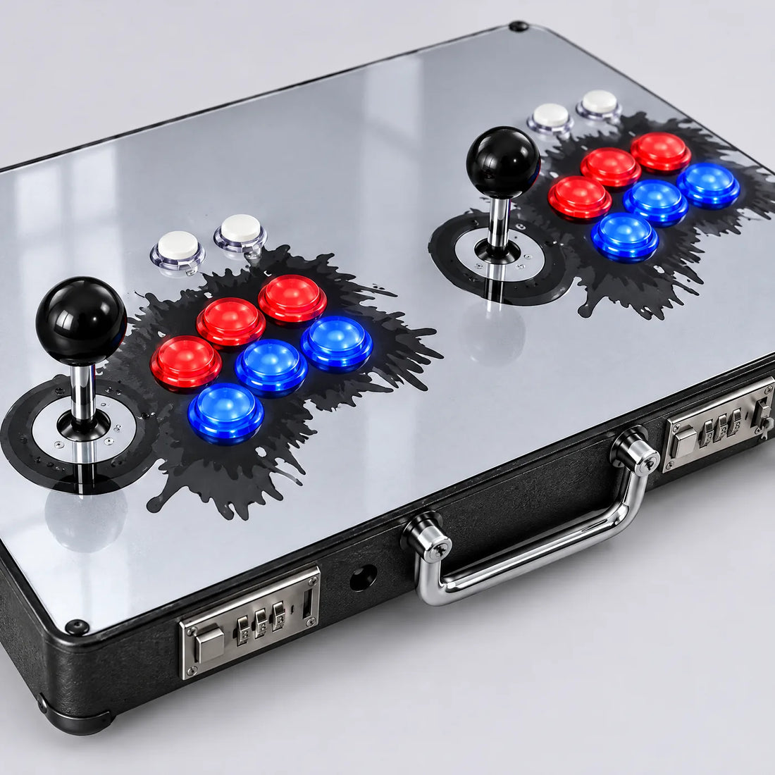 Gros plan sur les joysticks et les boutons rouges et bleus de la borne d'arcade valise V22