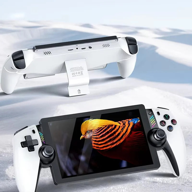 Weiße M28 Retro Handheld Konsole in Dreiviertelansicht, Ständer ausgeklappt