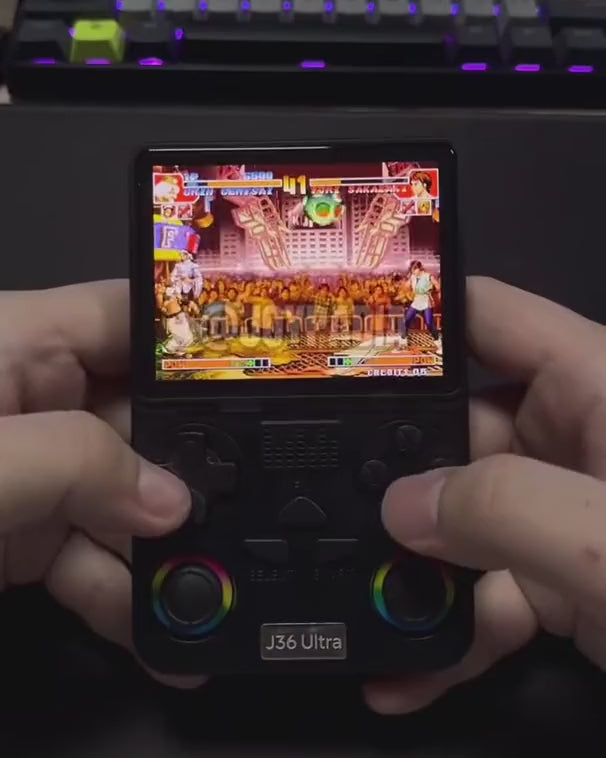 Console rétrogaming portable J36 Ultra en main, partie de jeu de combat arcade